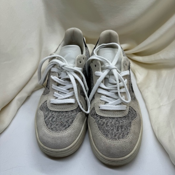 Veja V-10 Flannel Snow Black women’s sneakers
Size US 5 - Picture 2 of 8